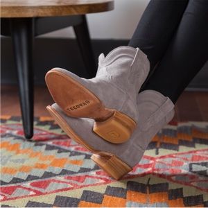 TECOVA (8.5) The Lucy Cowboy Ankle Boot Gray Suede New with Tags & Box